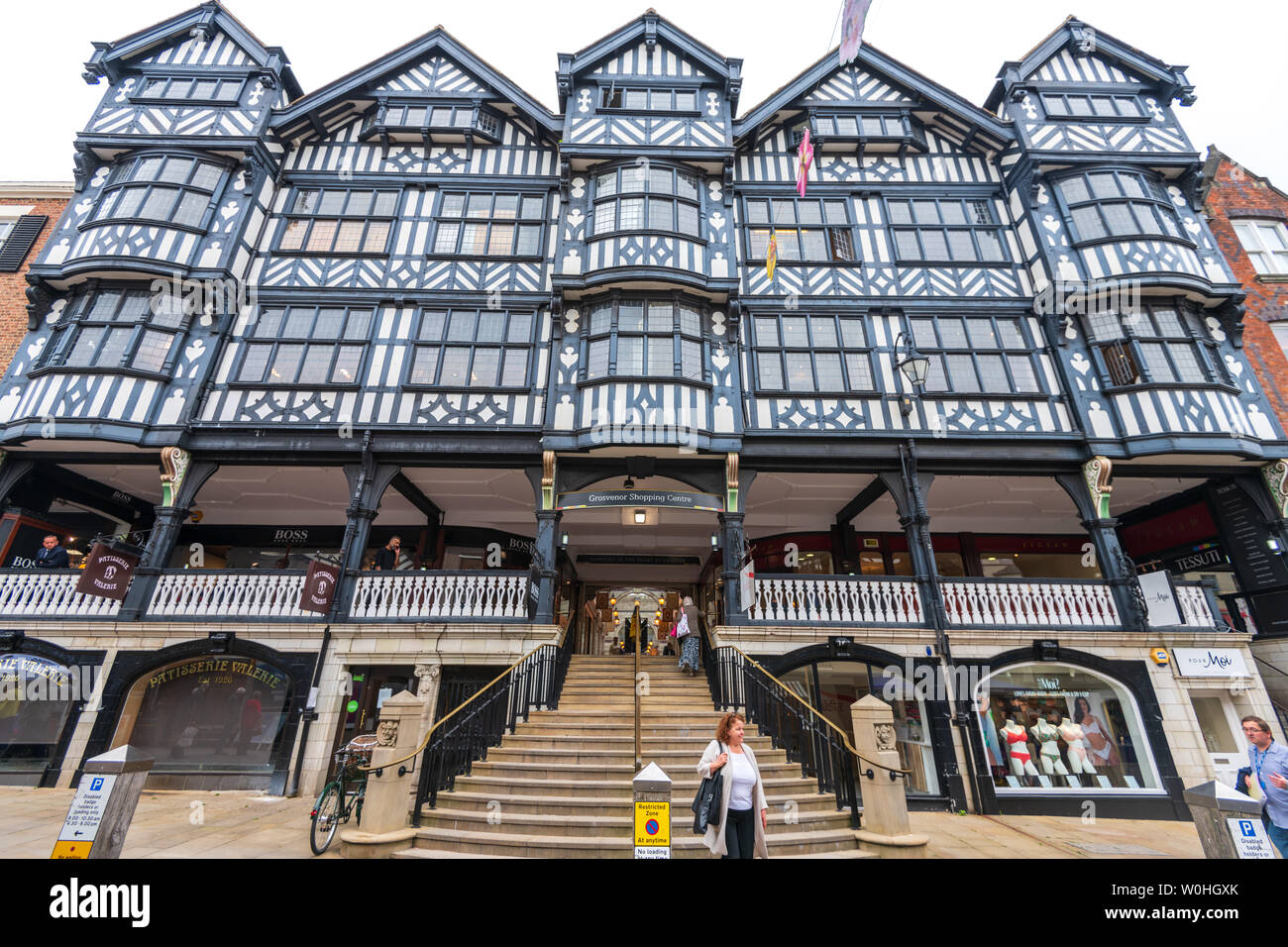 CHESTER, Regno Unito - 26giugno 2019: la parte anteriore del centro commerciale Grosvenor nel mezzo di Chester, Chestershire, REGNO UNITO Foto Stock