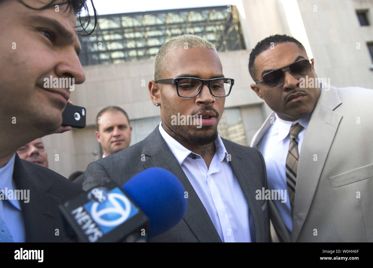 Intrattenitore Chris Brown lascia il H. Carl Moultrie Courthouse a Washington D.C. dopo la supplica colpevole di assalto, 2 settembre 2014. Brown ha supplicato colpevole di aggressione a un uomo al di fuori di un hotel di Washington lo scorso ottobre e che è stato condannato a tempo servita. Brown serviti due giorni in prigione quando originariamente arrestati sulle cariche. UPI/Kevin Dietsch Foto Stock