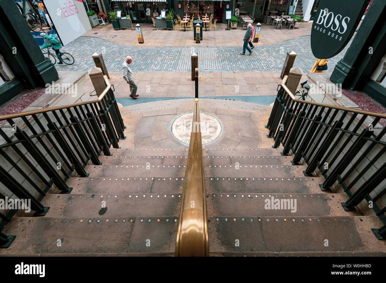 CHESTER, Regno Unito - 26giugno 2019: le scale del centro commerciale Grosvenor nel mezzo di Chester, Chestershire, REGNO UNITO Foto Stock