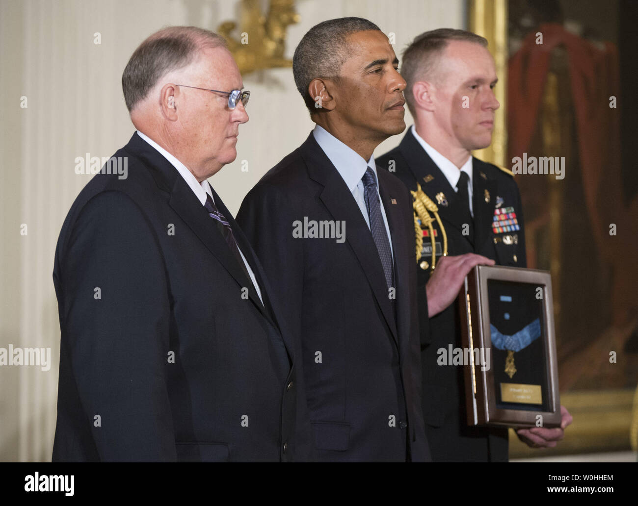 Il presidente Barack Obama postumo awards il Medal of Honor per specialista dell esercito quattro Donald P. Sloat a suo fratello, il dottor Bill Sloat, per le sue azioni eroiche mentre serve in Vietnam, alla Casa Bianca a Washington D.C., il 15 settembre 2014. Specialista Sloat saltato su una granata accesa uccidere se stesso ma salvare la vita a numerosi compagni. UPI/Kevin Dietsch Foto Stock