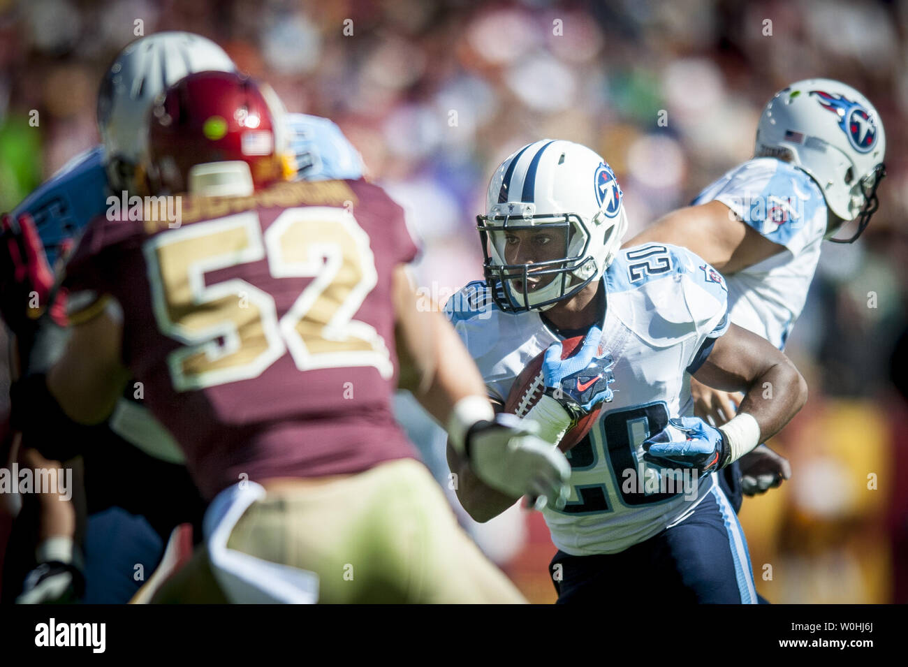 Tennessee Titans' running back Vescovo Sankey corre la sfera contro Washington Redskins durante il primo trimestre di FedEx Campo in Landover, Maryland il 19 ottobre 2014. UPI/Pete Marovich Foto Stock