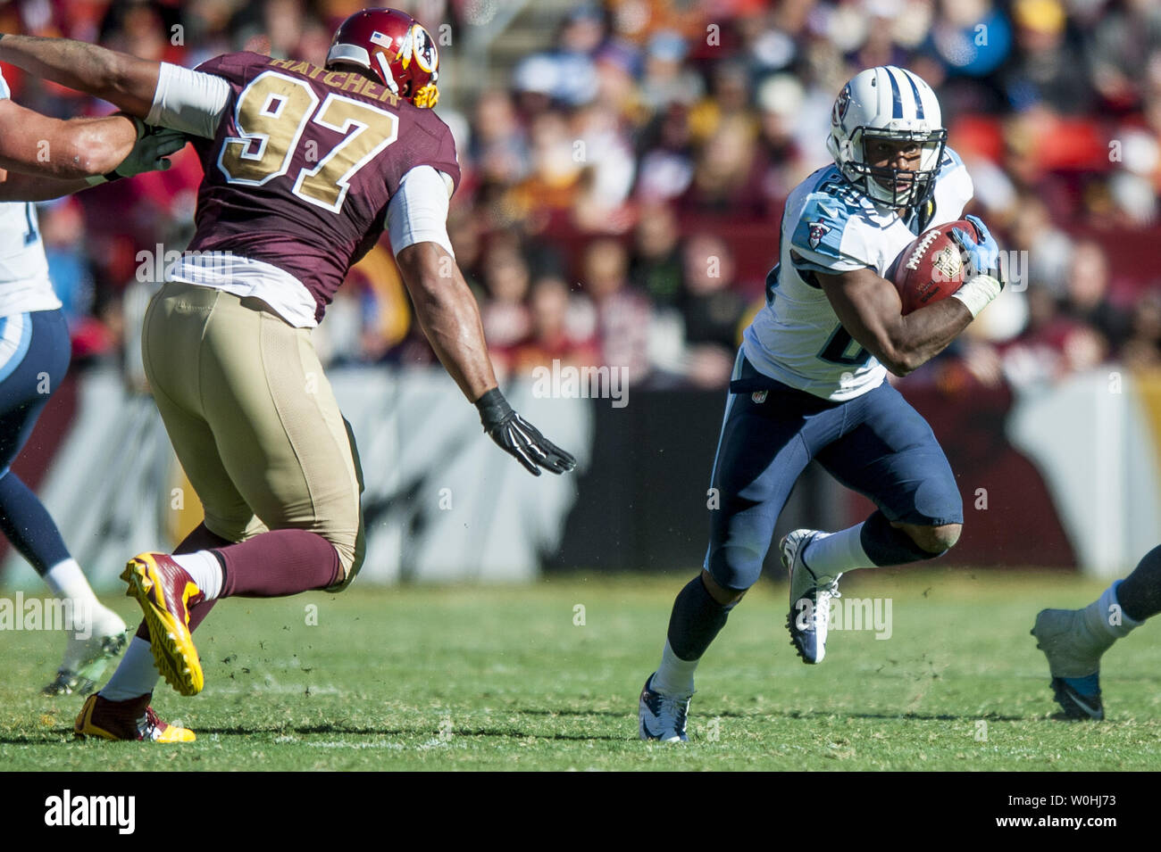 Tennesee Titans running back Vescovo Sankey corre la sfera contro Washington Redskins durante il terzo trimestre a FedEx in campo Landover, Maryland il 19 ottobre 2014. Washington ha vinto il gioco 19-17 su un ultimo secondo obiettivo del campo di Kai Forbath. UPI/Pete Marovich Foto Stock