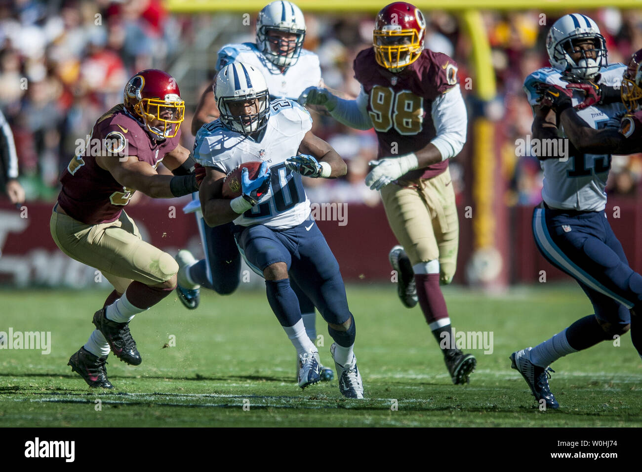 Tennesee Titans running back Vescovo Sankey corre la sfera contro Washington Redskins durante il terzo trimestre a FedEx in campo Landover, Maryland il 19 ottobre 2014. Washington ha vinto il gioco 19-17 su un ultimo secondo obiettivo del campo di Kai Forbath. UPI/Pete Marovich Foto Stock