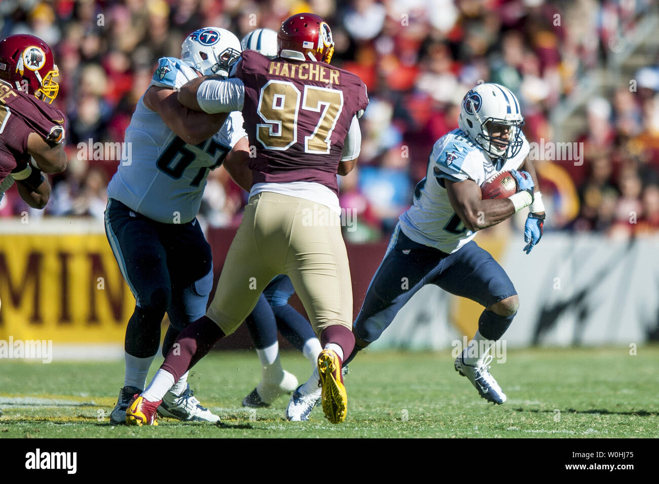 Tennesee Titans running back Vescovo Sankey corre la sfera contro Washington Redskins durante il terzo trimestre a FedEx in campo Landover, Maryland il 19 ottobre 2014. Washington ha vinto il gioco 19-17 su un ultimo secondo obiettivo del campo di Kai Forbath. UPI/Pete Marovich Foto Stock