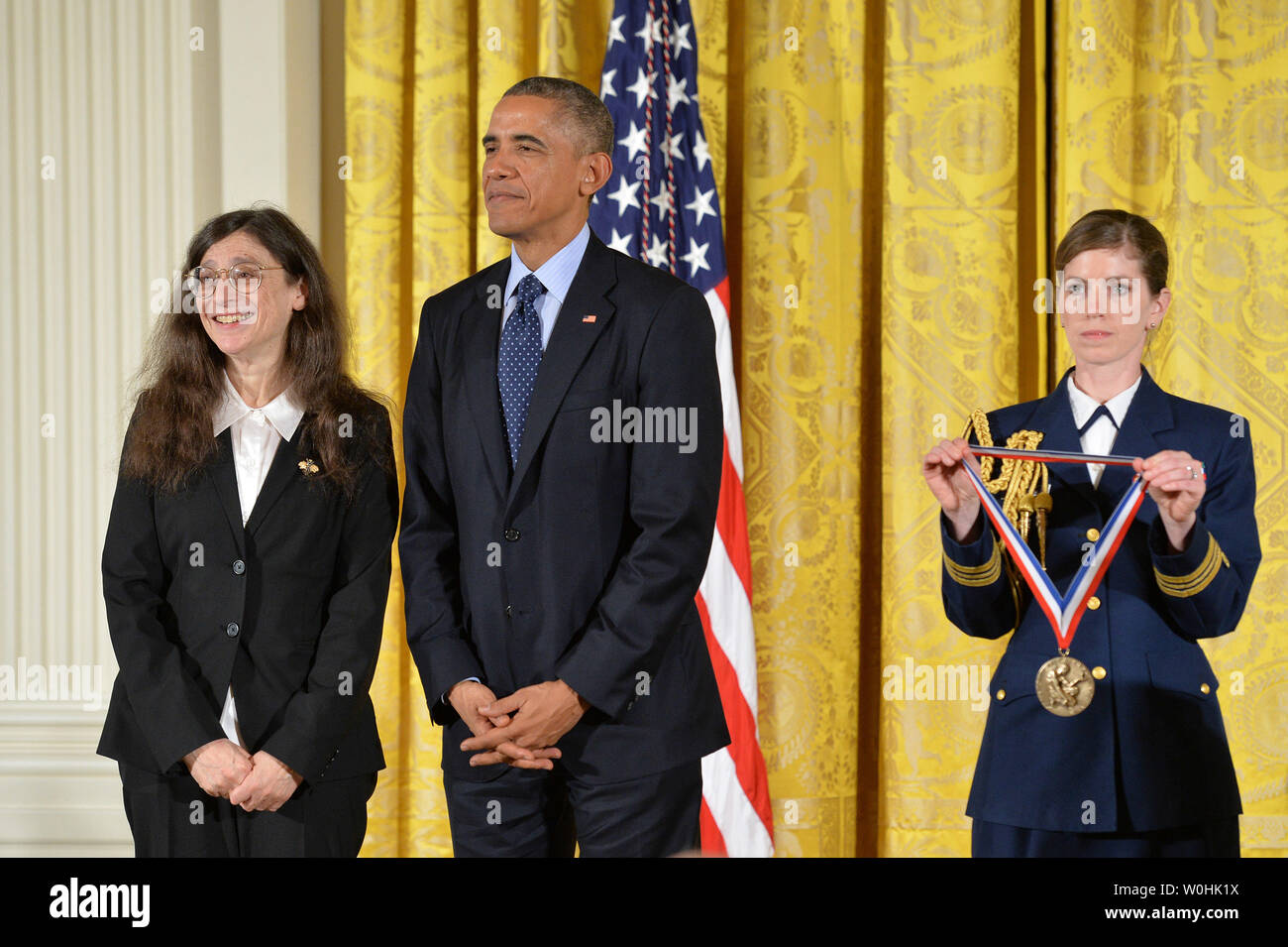 Il presidente Barack Obama riconoscimenti per la National Medal of Science a maggio Berenbaum dell'Università dell'Illinois a Urbana-Champaign, durante una cerimonia alla Casa Bianca il 20 novembre 2014, a Washington D.C. Berenbaum viene riconosciuta per i suoi studi pionieristici sul coevolution chimica e la base genetica di insetto-impianto le interazioni ed entusiasta per l impegno per l'impegno pubblico che ispira gli altri circa le meraviglie della scienza. UPI/Kevin Dietsch Foto Stock