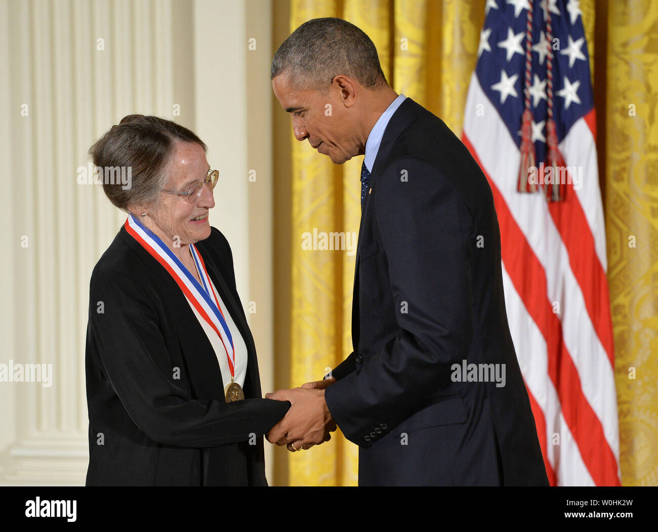 Il presidente Barack Obama riconoscimenti per la National Medal of Technology e innovazione a Maria Shaw di.Carnegie Mellon University, nel corso di una cerimonia alla Casa Bianca il 20 novembre 2014, a Washington D.C. Shaw è riconosciuta per la sua leadership pionieristico nello sviluppo di programmi di studio innovativi in Computer Science. UPI/Kevin Dietsch Foto Stock