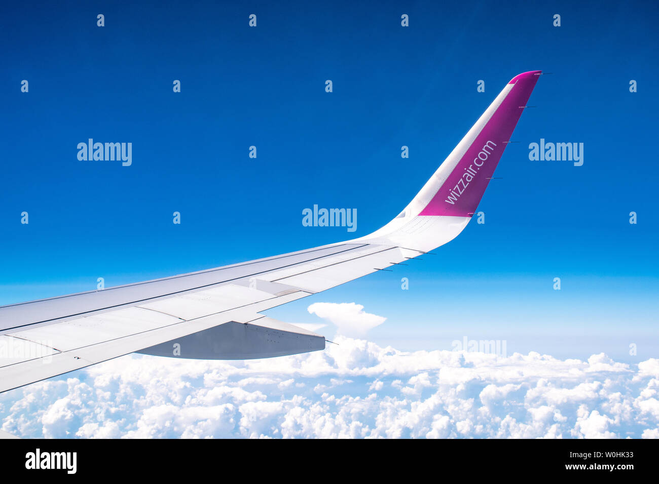Wizzair il marchio o il logo sul parafango, cielo blu con nuvole dalla vista in piano Foto Stock