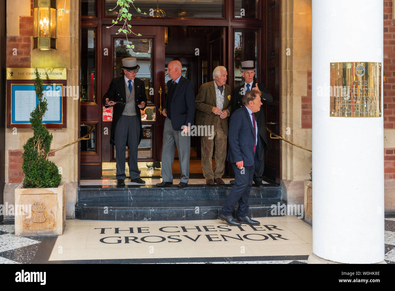 CHESTER, Inghilterra - Giugno 26th, 2019: l'ingresso di The Chester Grosvenor con il portiere e i turisti in shot Foto Stock