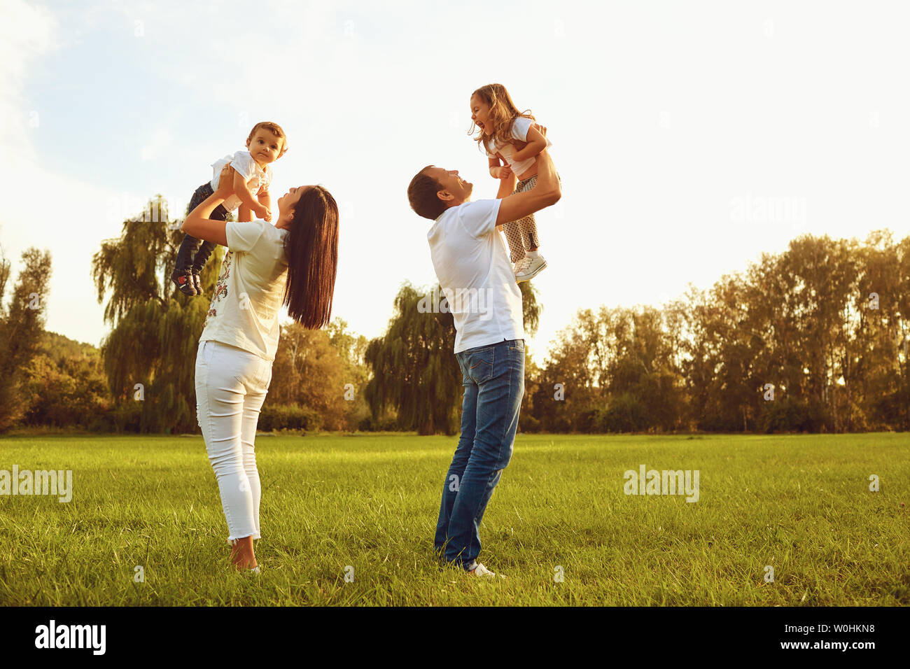 La famiglia felice con i bambini nel parco. Foto Stock