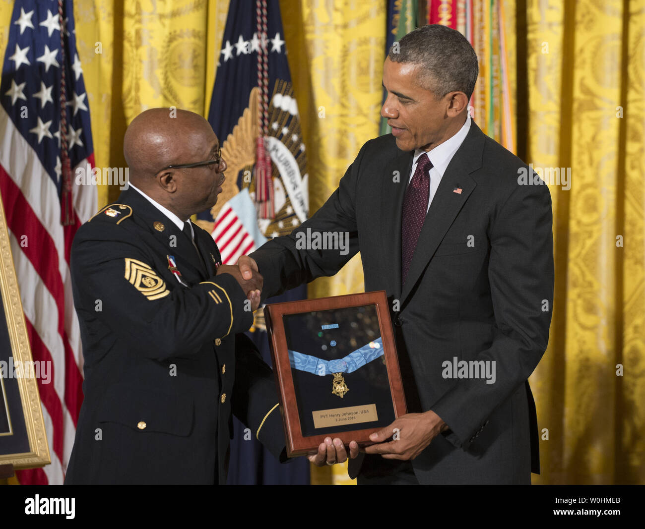 Il Presidente degli Stati Uniti Barack Obama awards medaglia d'onore postumo a due guerra mondiale i soldati dell esercito di Henry privato Johnson e il sergente William Shemin in una cerimonia che si terrà nella Sala Est della Casa Bianca di Washington il 2 giugno 2015. Il comando Sergente Maggiore Louis Wilson della New York National Guard scuote le mani con Obama dopo aver accettato per conto di privati di Johnson. Foto di Pat Benic/UPI Foto Stock