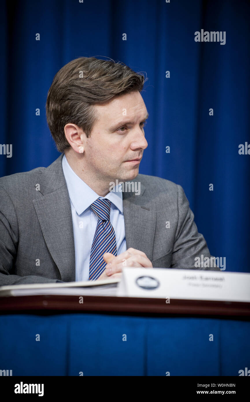 Segretario stampa della Casa Bianca Josh serio, ascolta una discussione circa il Presidente Obama l'anno fiscale 2016 Bilancio in una conferenza stampa il 2 febbraio 2015, nella Eisenhower Executive Office Building in Washington D.C. I 4 milioni di miliardi di dollari di bilancio, dotato di un programma di lavori pubblici, un tempo imposta sui profitti stranieri tenuti all'estero da parte di società, crediti di imposta per la classe media e un 1.3% sollevare pagare per i dipendenti federali e i militari. Foto di Pete Marovich/UPI Foto Stock