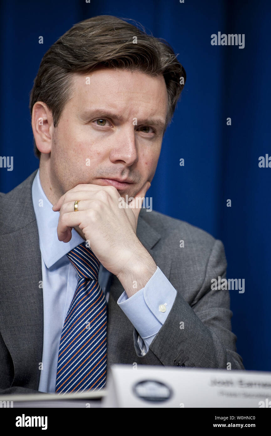 Segretario stampa della Casa Bianca Josh serio, ascolta una discussione circa il Presidente Obama l'anno fiscale 2016 Bilancio in una conferenza stampa il 2 febbraio 2015, nella Eisenhower Executive Office Building in Washington D.C. I 4 milioni di miliardi di dollari di bilancio, dotato di un programma di lavori pubblici, un tempo imposta sui profitti stranieri tenuti all'estero da parte di società, crediti di imposta per la classe media e un 1.3% sollevare pagare per i dipendenti federali e i militari. Foto di Pete Marovich/UPI Foto Stock