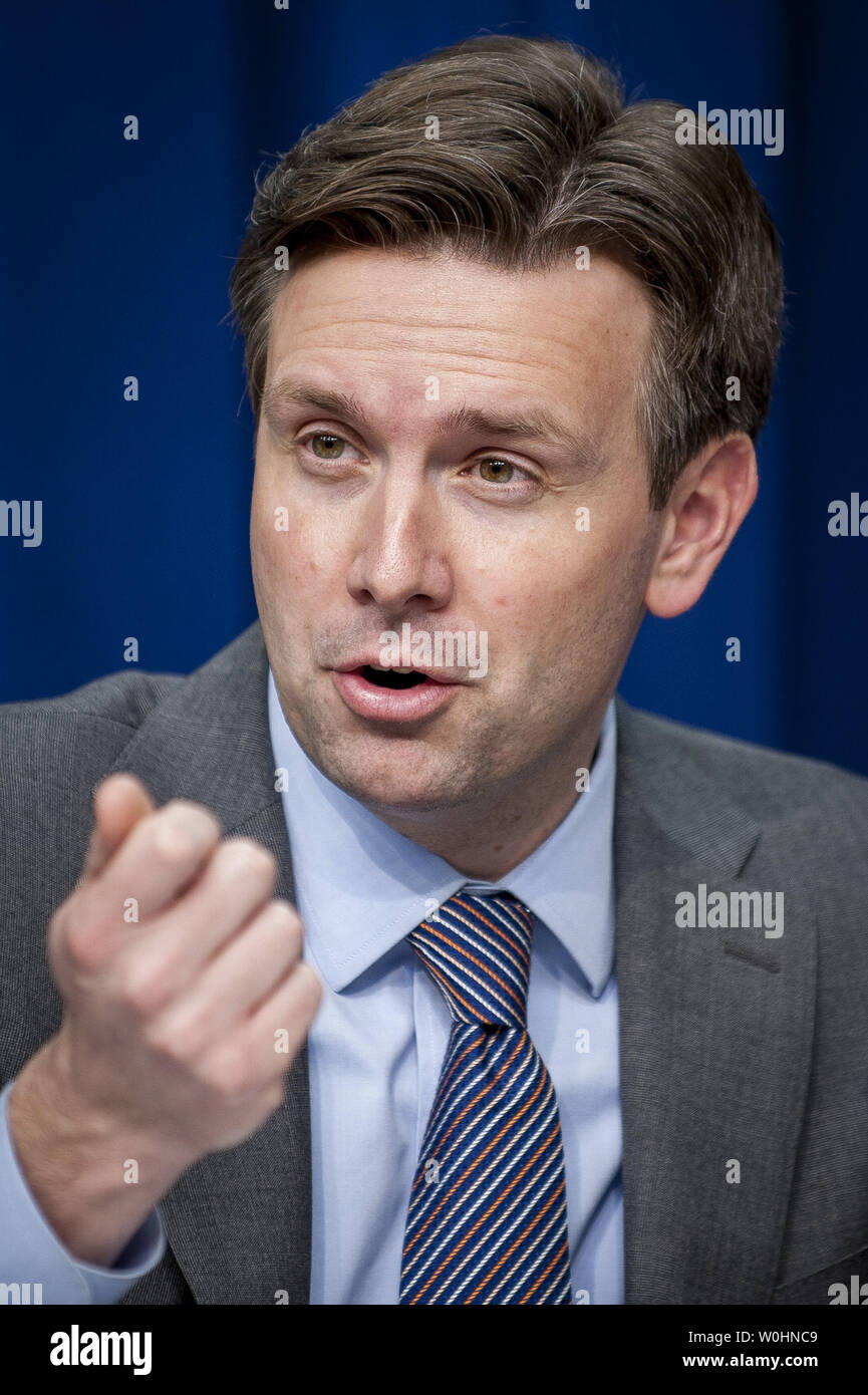 Segretario stampa della Casa Bianca Josh serio, risponde a una domanda durante una discussione circa il Presidente Obama l'anno fiscale 2016 Bilancio in una conferenza stampa il 2 febbraio 2015, nella Eisenhower Executive Office Building in Washington D.C. I 4 milioni di miliardi di dollari di bilancio, dotato di un programma di lavori pubblici, un tempo imposta sui profitti stranieri tenuti all'estero da parte di società, crediti di imposta per la classe media e un 1.3% sollevare pagare per i dipendenti federali e i militari. Foto di Pete Marovich/UPI Foto Stock