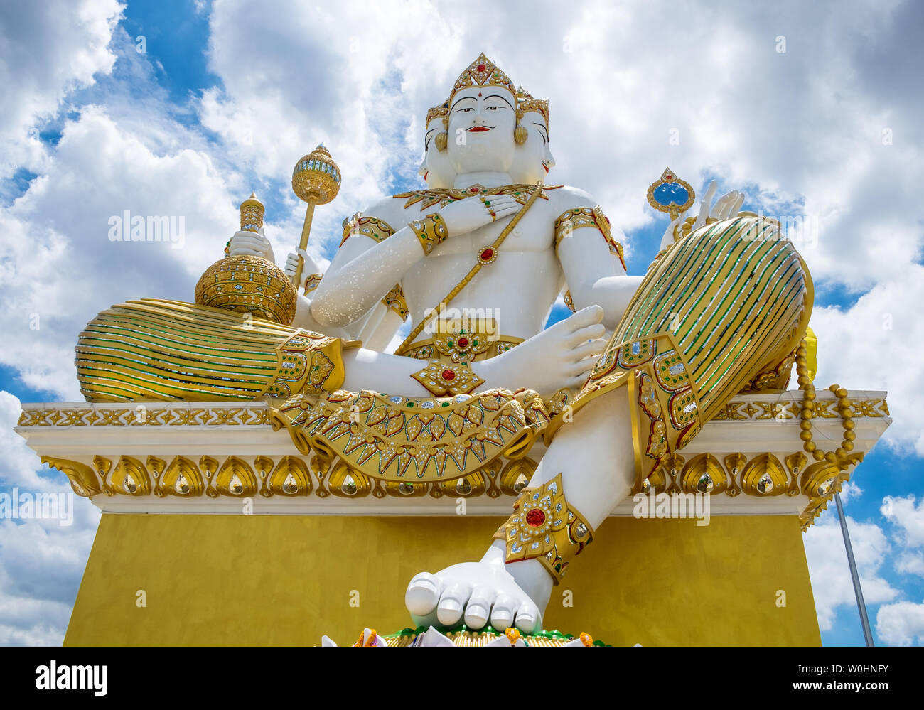 Chachoengsao, Tailandia - 24 ago 2015 : Dio Brahma grande statua davanti e cielo blu in wat saman rattanaram Foto Stock