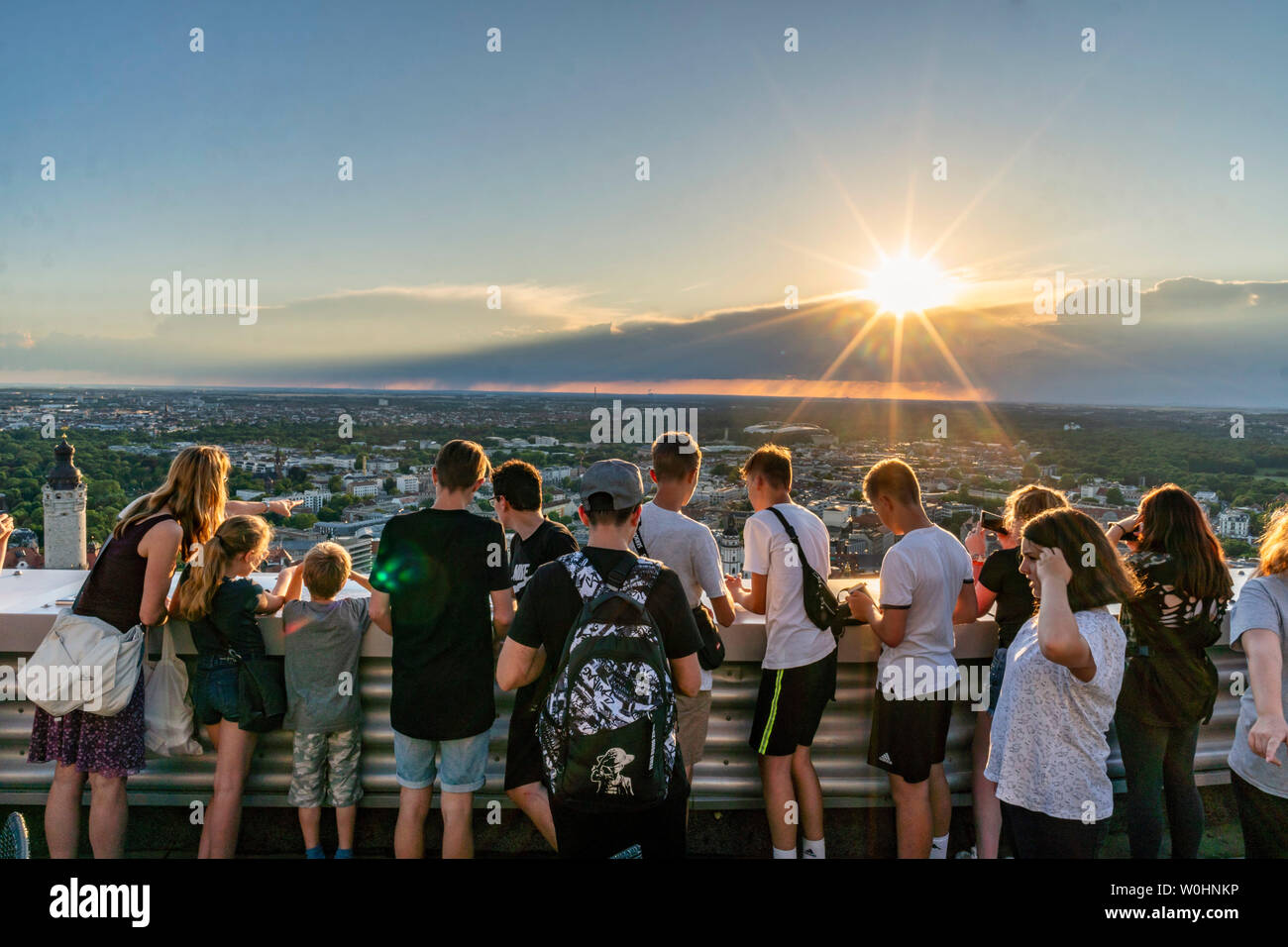 Panorama, Ausssichtsplattform City-Hochhaus, Lipsia, Sachsen, Deutschland | Scrivania di osservazione, city tower, visitatori, tramonto, Lipsia, Foto Stock