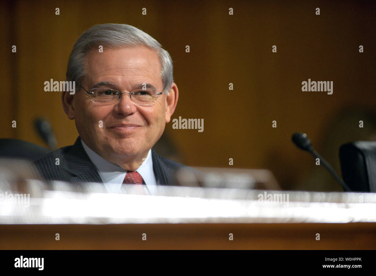 Il Sen. Bob Menéndez (D-NJ) ascolta durante un Senato Commissione Affari Esteri audizione del Presidente Obama la richiesta di autorizzazione ad usare la forza contro lo Stato islamico, sul Campidoglio di Washington, il 11 marzo 2015. Foto di Kevin Dietsch/UPI Foto Stock