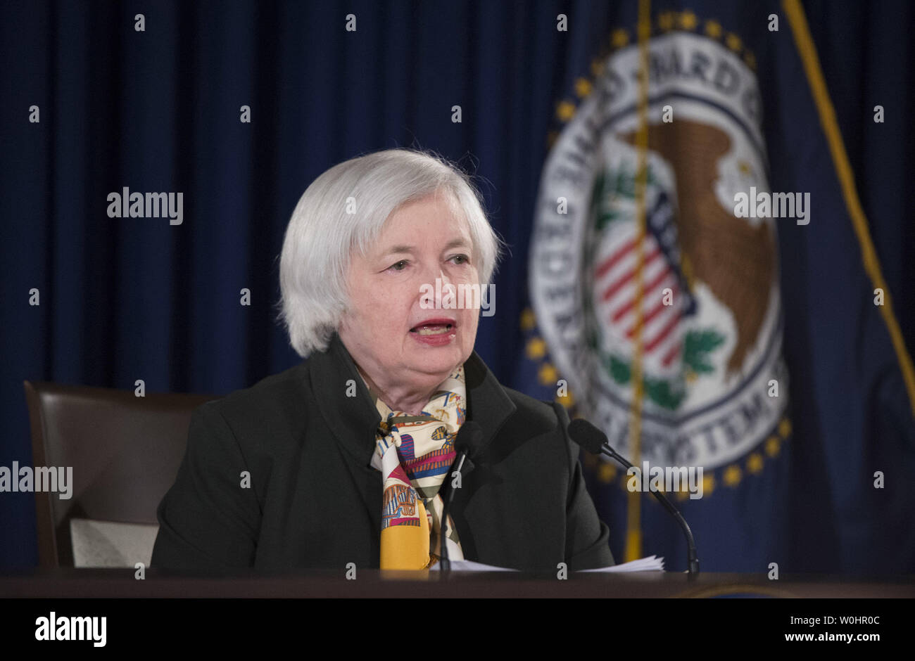 Federal Reserve Board Presidentessa Janet Yellen tiene una conferenza stampa a seguito di una Federal Open Market Committee incontro a Washington D.C. il 18 marzo 2015. Yellen ha annunciato che i tassi di interesse dovrebbero rimanere vicino a registrare i minimi almeno fino a giugno. Foto di Kevin Dietsch/UPI Foto Stock