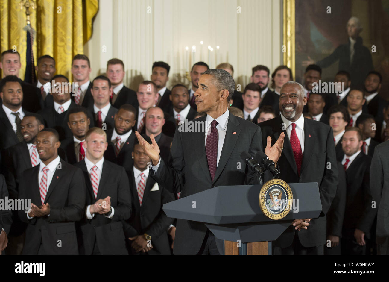 Il presidente Barack Obama offre un commento come egli onora il 2015 College Football Playoff campioni nazionali di Ohio State University Buckeyes in Oriente camera presso la Casa Bianca a Washington D.C., il 20 aprile 2015. Foto di Kevin Dietsch/UPI Foto Stock