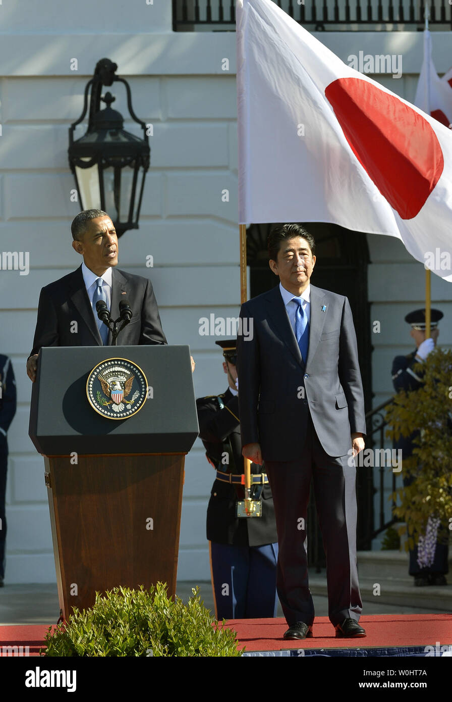 Stati Uniti Il presidente Barack Obama (L) rende il commento come Primo Ministro giapponese Shinzo Abe ascolta durante la cerimonia di benvenuto nel South Lawn della Casa Bianca, 28 aprile 2015, a Washington, DC. Foto di Mike Theiler/UPI Foto Stock