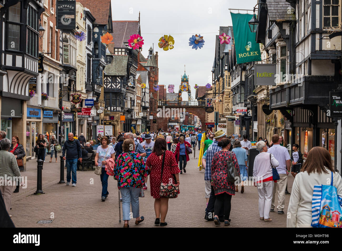 CHESTER, Regno Unito - 26giugno 2019: Un colpo giù la trafficata e famoso highstreet nel mezzo di Chester, Regno Unito, Giugno 2019 Foto Stock