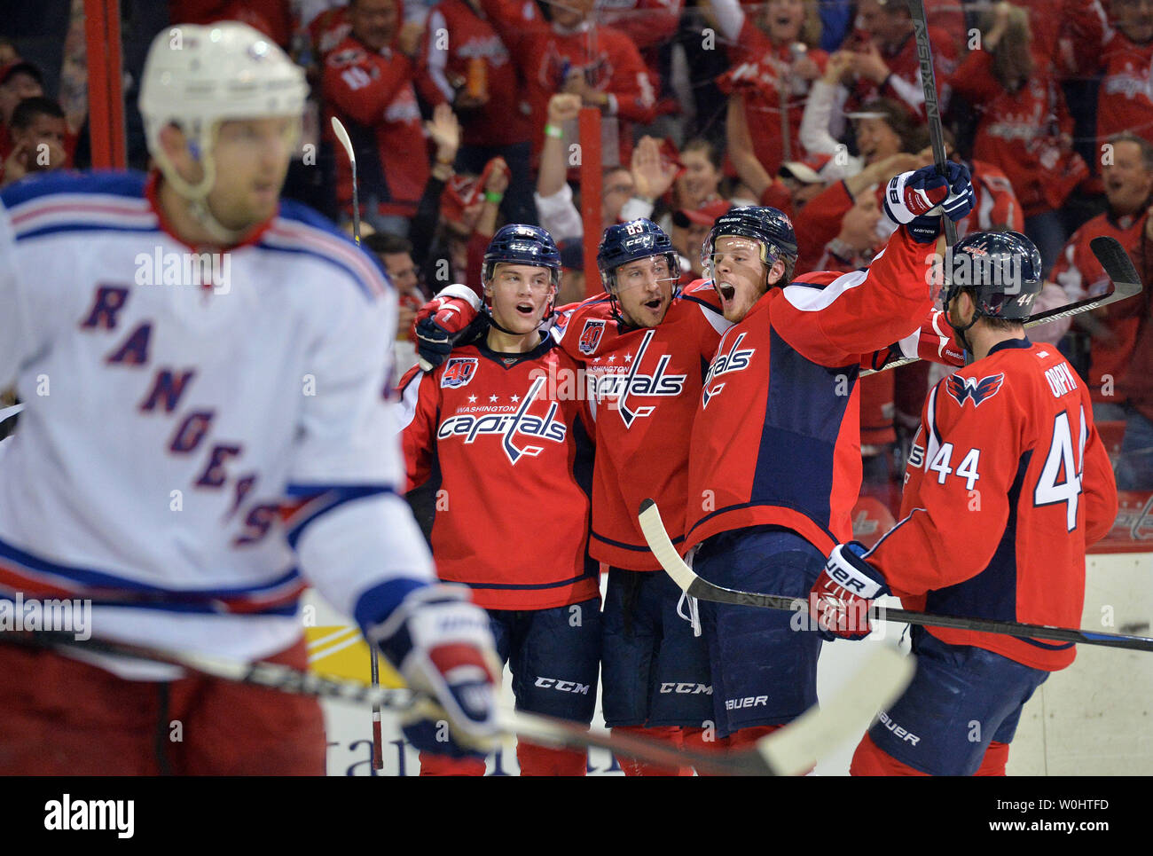 Washington capitelli Andre Burakovsky (L), Jay Beagle (C) e John Carlson celebrare dopo Beagle segnato contro i New York Rangers nel secondo periodo del terzo gioco del round 2 della Stanley Cup Playoffs al Verizon Center a Washington D.C. il 4 maggio 2015. Foto di Kevin Dietsch/UPI Foto Stock