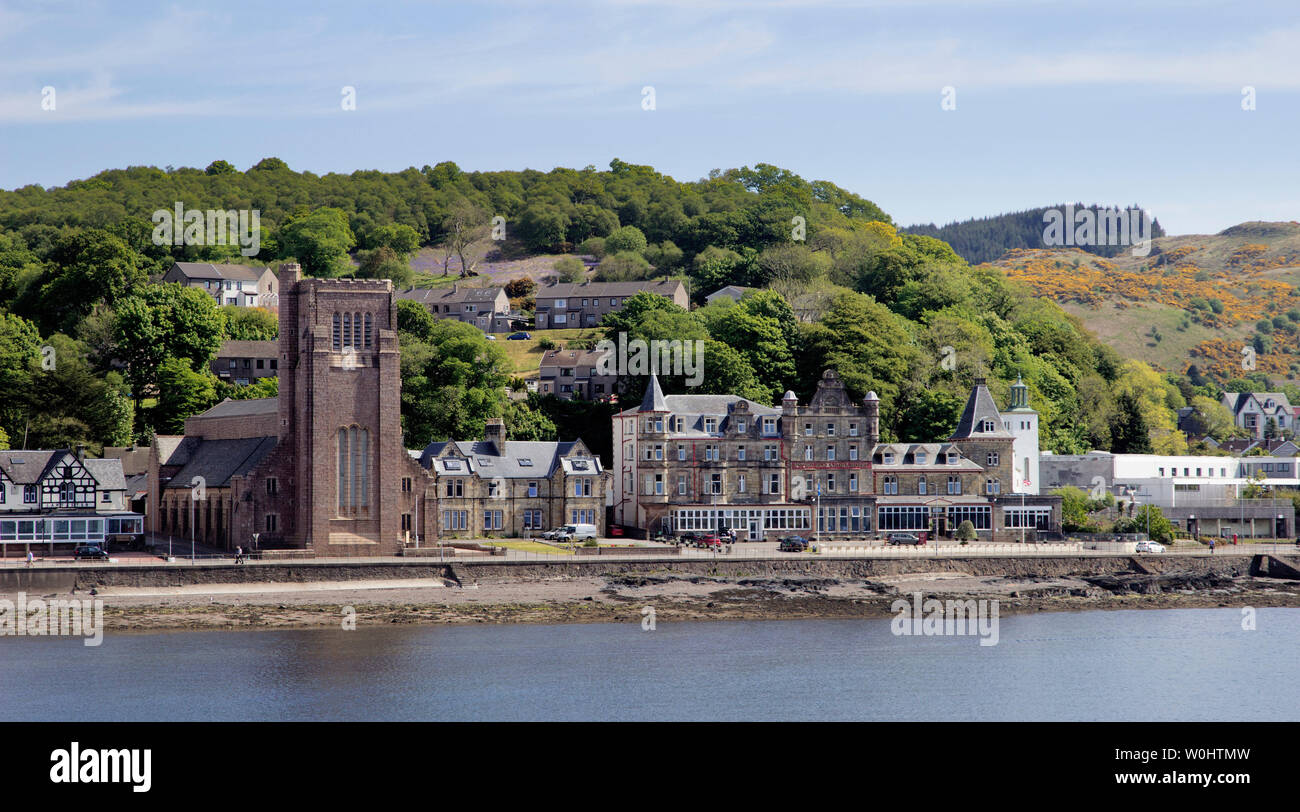 Vista litorale di Oban, Argyll and Bute, Scozia, il porto e il terminale per il CalMac traghetto per auto di fronte all' Isola di Mull Foto Stock