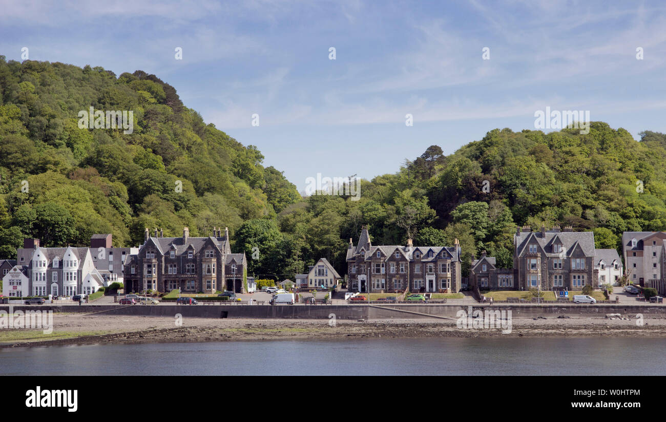 Vista litorale di Oban, Argyll and Bute, Scozia, il porto e il terminale per il CalMac traghetto per auto di fronte all' Isola di Mull Foto Stock