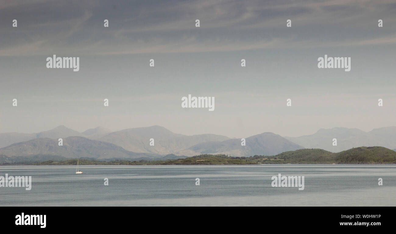 Isle of Mull dalla traversata in mare su Caledonian Macbrayne traghetto per auto a Craignure da Oban, Argyll and Bute, Scozia, terminale per Calmac traghetto per auto Foto Stock