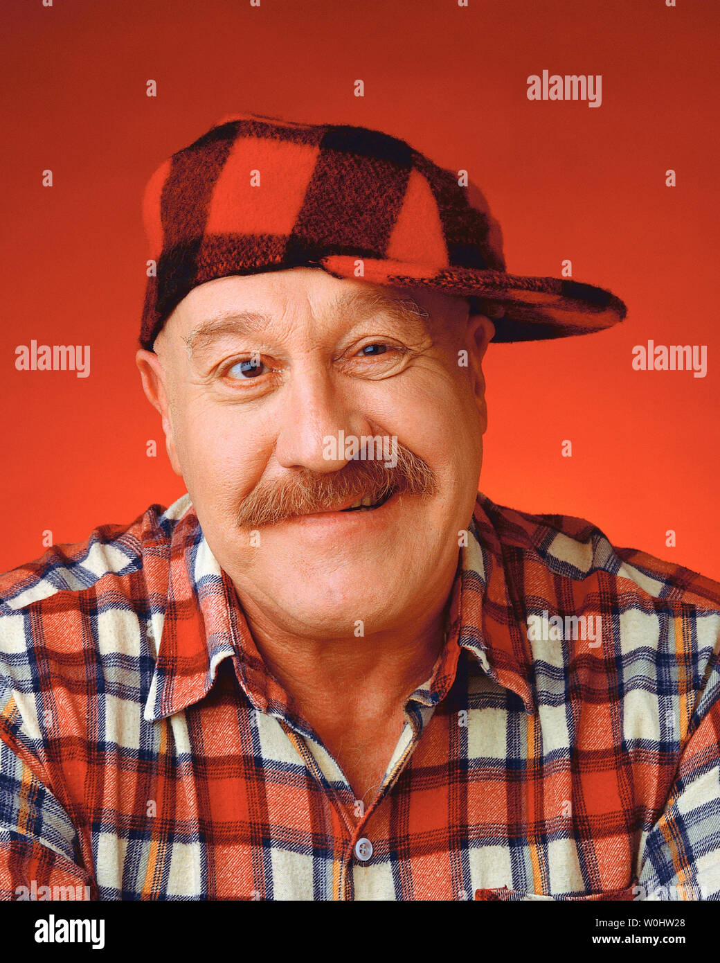 Simpatiche uomo che indossa una camicia a quadri e guardando silly Foto Stock