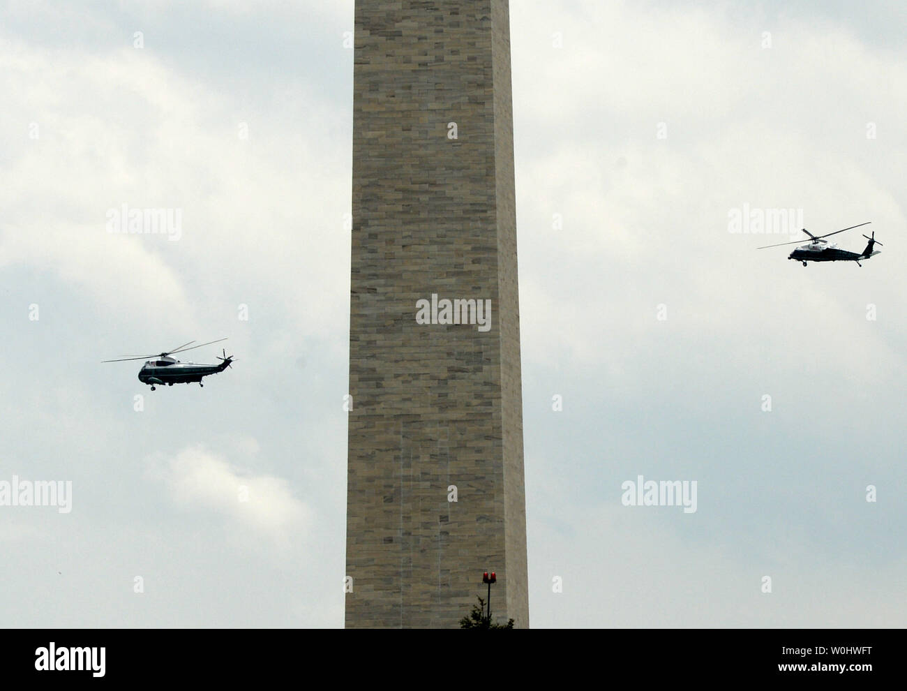 Uno marini (L) con il Presidente Barack Obama a bordo di mosche passato il Monumento di Washington all'inizio di un viaggio in California dalla Casa Bianca a Washington DC il 18 giugno 2015. Il presidente aveva appena finito una dichiarazione a Brady Press Room sulla chiesa di tiri che ha provocato la morte di nove persone in Charleston, Carolina del Sud. Il Monumento di Washington è in background. Foto di Pat Benic/UPI Foto Stock