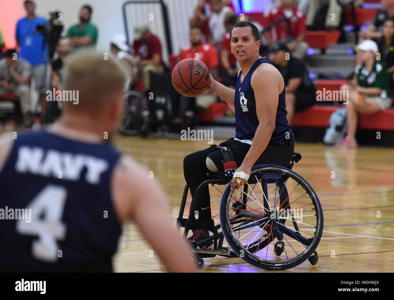 Team Navy Javier Rodriguez cerca di passare il loro gioco contro il Team Air Force durante il basket in carrozzella playoffs del 2015 per il Dipartimento della Difesa Warrior giochi al Corpo della Marina degli Stati Uniti in base Quantico, Va., 22 giugno 2015. Foto di Molly Riley/UPI Foto Stock