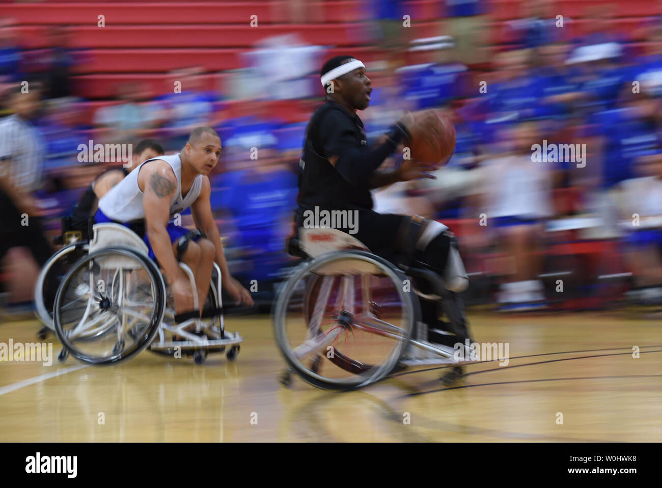 Il team dell'esercito Alexander Shaw porta inseguito dal Team Air Force Jason Ellis nel basket in carrozzella con la medaglia di bronzo il gioco del 2015 per il Dipartimento della Difesa Warrior giochi al Corpo della Marina degli Stati Uniti in base Quantico, Va., 22 giugno 2015. Foto di Molly Riley/UPI Foto Stock