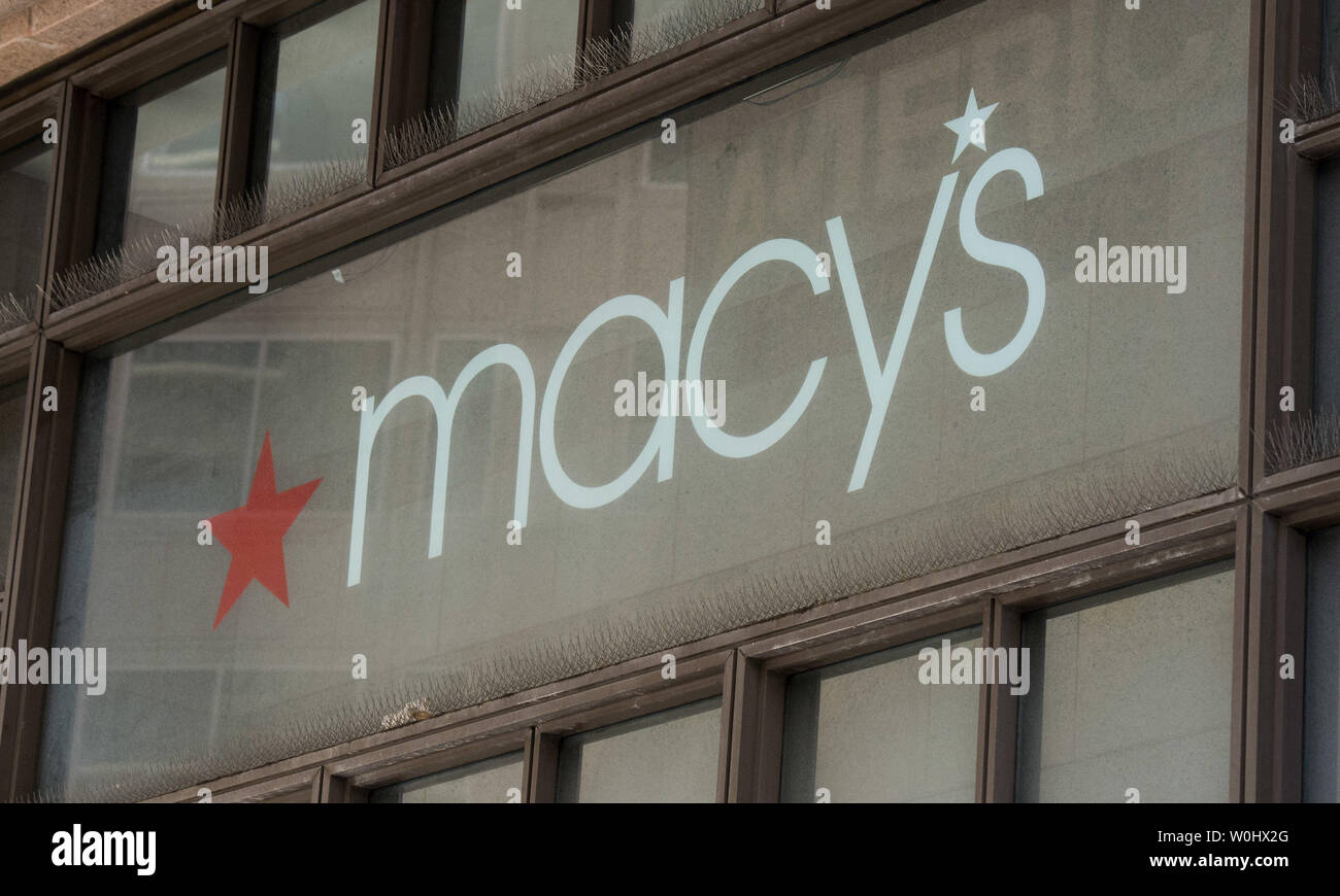 Il magazzino Macy's sign è visto sulla loro ubicazione a Washington D.C. il 1 luglio 2015. Oggi la vendita al dettaglio di abbigliamento ha annunciato a catena non dovranno più eseguire candidato presidenziale repubblicano Donald Trump la linea di abbigliamento seguendo i suoi commenti su Latinos. Durante trionfi della campagna di lancio di discorso ha sostenuto alcuni immigrati messicani sono stupratore e spacciatori di droga. Foto di Kevin Dietsch/UPI Foto Stock