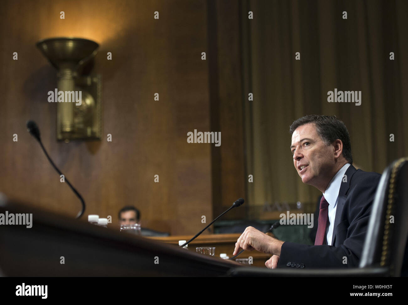 Direttore dell'FBI James Comey testimonia durante un Senato Comitato Giudiziario audizione su "Andando Dark: cifratura, la tecnologia e l'equilibrio tra la pubblica sicurezza e privacy,' sulla Capitol Hill a Washington D.C. il 8 luglio 2015. Foto di Kevin Dietsch/UPI Foto Stock