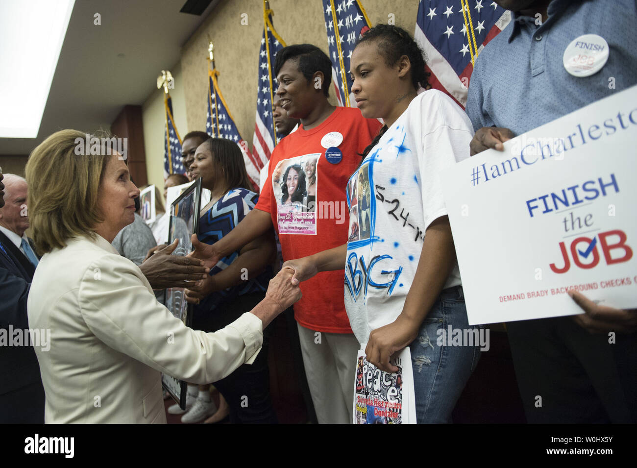 Casa leader della minoranza Nancy Pelosi, D-Calif., scuote le mani con Brianna Curry che ha perso il suo amico Devonte Dantzler in un nightclub 2014 scatti in Myrtle Beach, prima di una conferenza stampa su un progetto di legge che permetterebbe di estendere Brady verifica di fondo a tutte le vendite di pistola incluso online e a pistola, mostra a Washington D.C. il 8 luglio 2015. La richiesta di portare il disegno di legge, H.R. 1217, al pavimento per una votazione giunge sulla scia della recente Charleston chiesa di ripresa. Foto di Kevin Dietsch/UPI Foto Stock