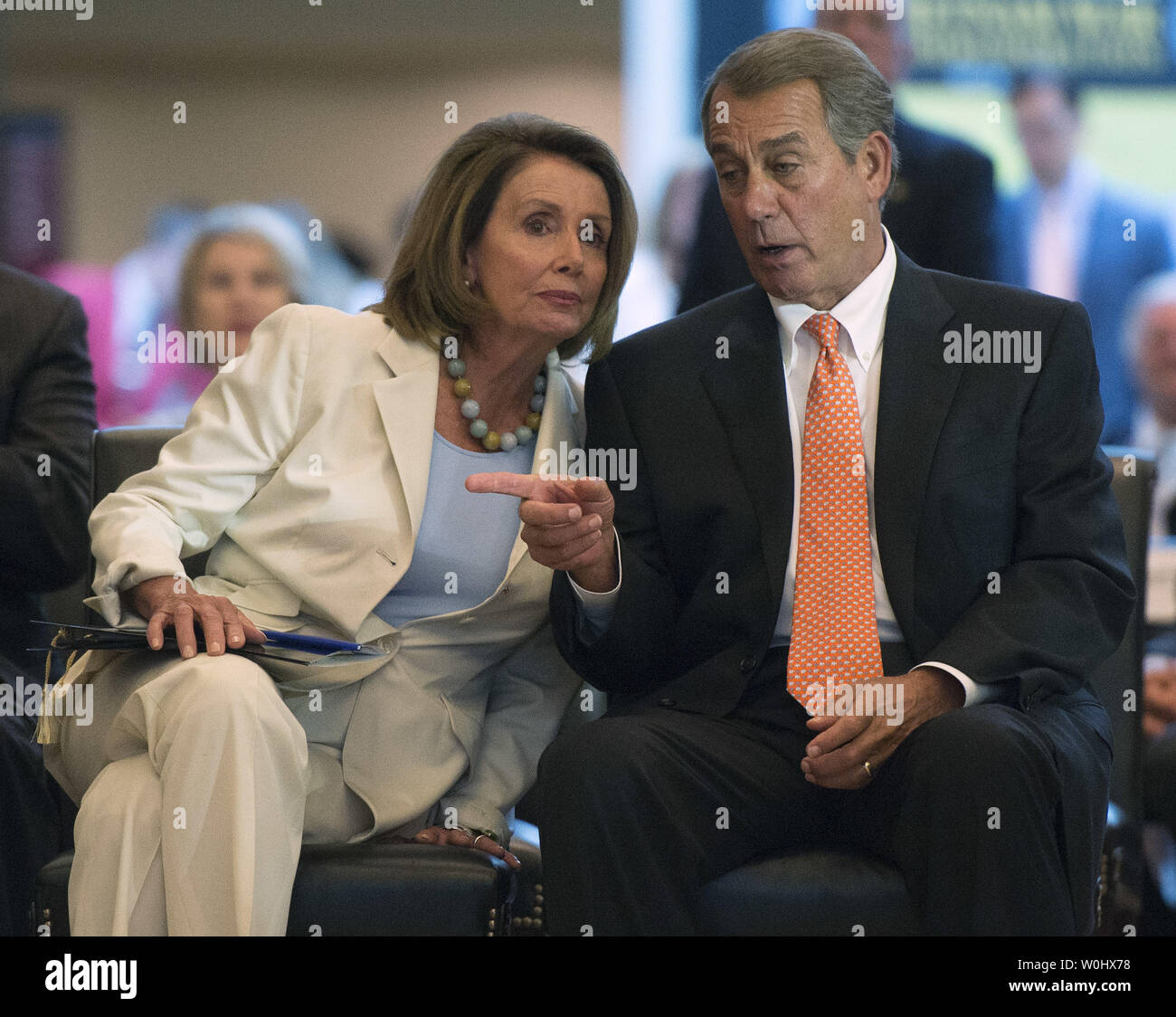 Casa leader della minoranza Nancy Pelosi, D-California e un altoparlante della casa John Boehner, R-Ohio, talk durante il Congresso Cerimonia di commemorazione in onore del cinquantesimo anniversario della guerra del Vietnam, al Campidoglio di Washington, D.C. su luglio 8, 2015. Foto di Kevin Dietsch/UPI Foto Stock