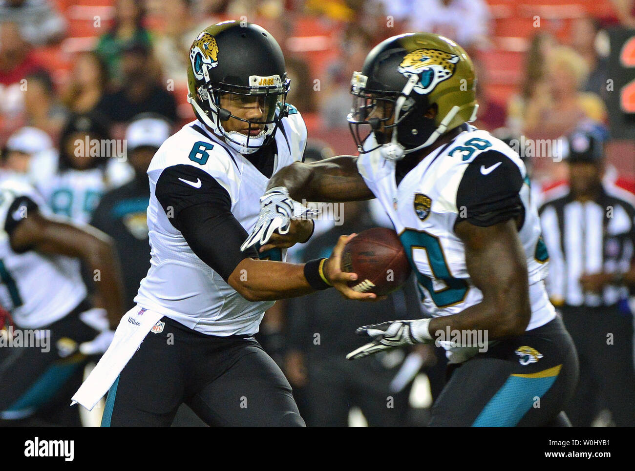 Jacksonville Jaguars quarterback Stephen Morris (6) mani off a marcia indietro Bernard Pierce (30) nel primo trimestre contro Washington Redskins al campo di FedEx a Washington D.C. il 3 settembre 2015. Foto di Kevin Dietsch/UPI Foto Stock