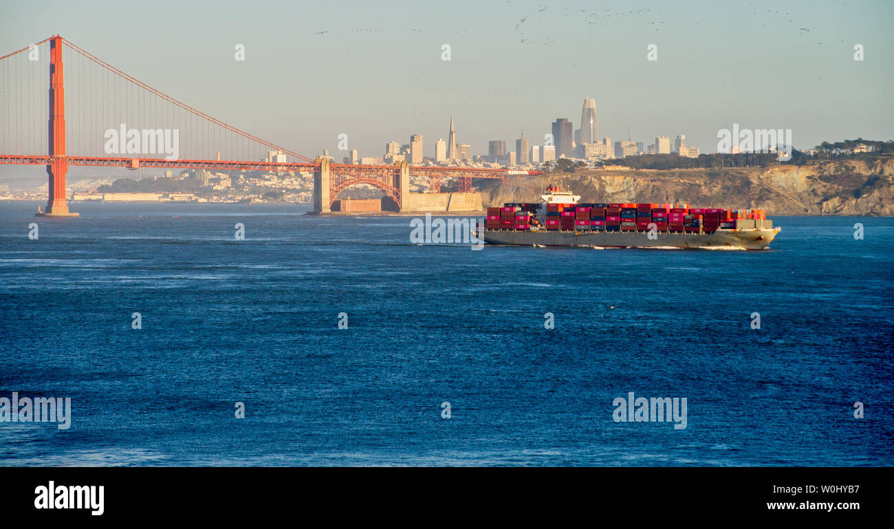 Durante il tramonto al Golden Gate Bridge di San Francisco Foto Stock