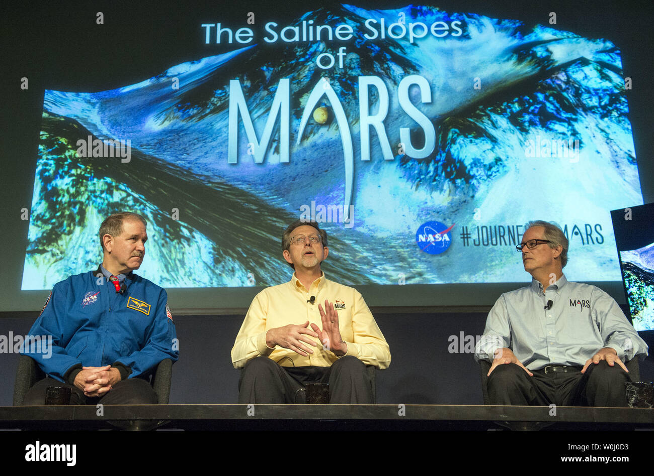 Da sinistra a destra, John M. Grunsfeld, amministratore di associare per la direzione di missione di scienza della NASA a Jim verde, direttore di scienze planetarie presso la NASA, e Michael Meyer, scienziato di piombo per il programma di esplorazione di Marte della NASA a sede, di annunciare che la NASA ha confermato che l'acqua liquida fluisce sulla superficie di Marte, durante una conferenza stampa presso la sede centrale della NASA a Washington D.C. il 28 settembre 2015. NASA Mars Reconnaissance Orbiter (MRO) fornito la prova più forte ancora di acqua liquida che scorre in modo intermittente su attuale Marte che apre l'idea che la vita di un certo tipo Foto Stock