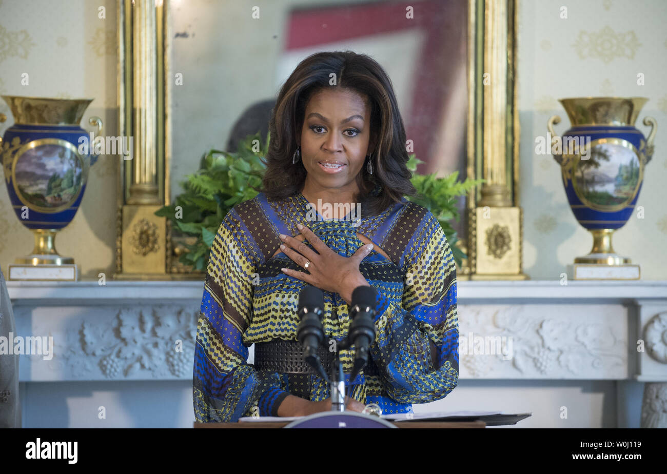 La First Lady Michelle Obama fa un commento a sostegno del "Let's ragazze imparare' iniziativa nella Sala blu della Casa Bianca di Washington il 22 ottobre 2015. La First Lady ha annunciato una nuova partnership per ulteriormente le ragazze adolescenti' istruzione in Pakistan. Foto di Pat Benic/UPI Foto Stock