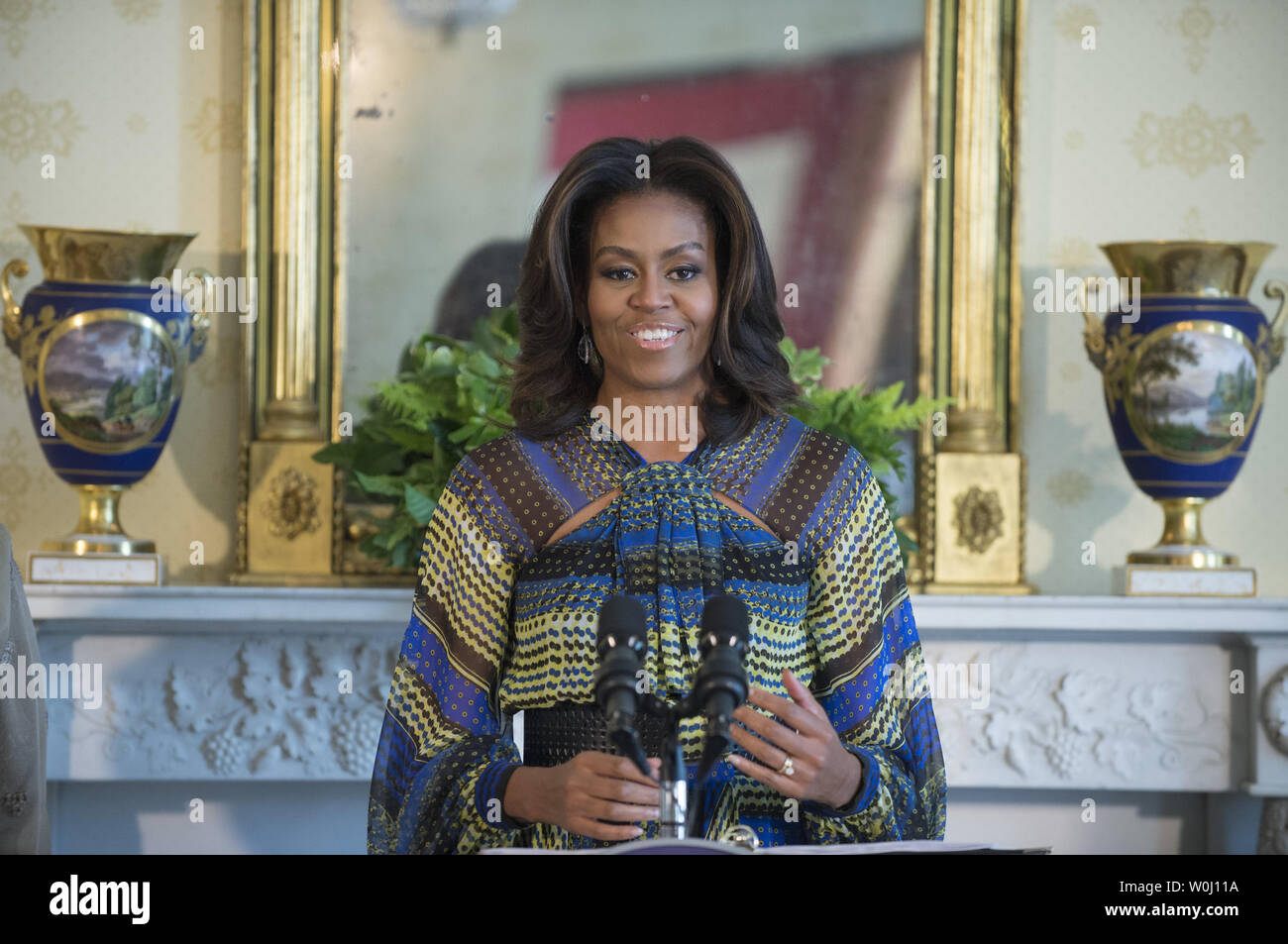 La First Lady Michelle Obama fa un commento a sostegno del "Let's ragazze imparare' iniziativa nella Sala blu della Casa Bianca di Washington il 22 ottobre 2015. La First Lady ha annunciato una nuova partnership per ulteriormente le ragazze adolescenti' istruzione in Pakistan. Foto di Pat Benic/UPI Foto Stock
