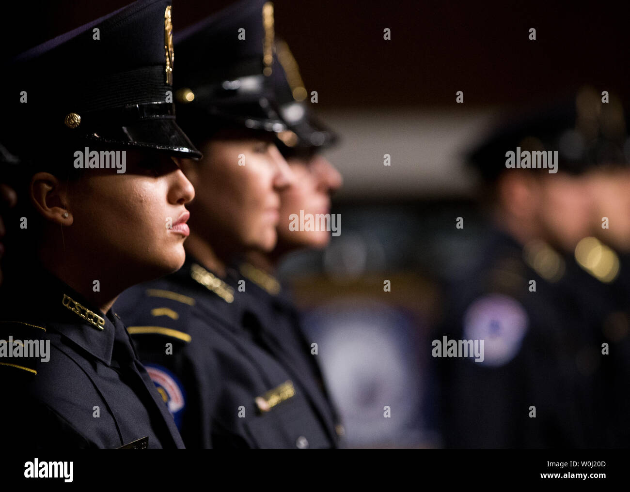 Elementi femmina di reclutare Officer Classe 180 ascoltare discorsi a loro giuramento in occasione della cerimonia nel senato Dirksen ufficio edificio venerdì 20 novembre, 2015. Foto di Erin Schaff/UPI Foto Stock