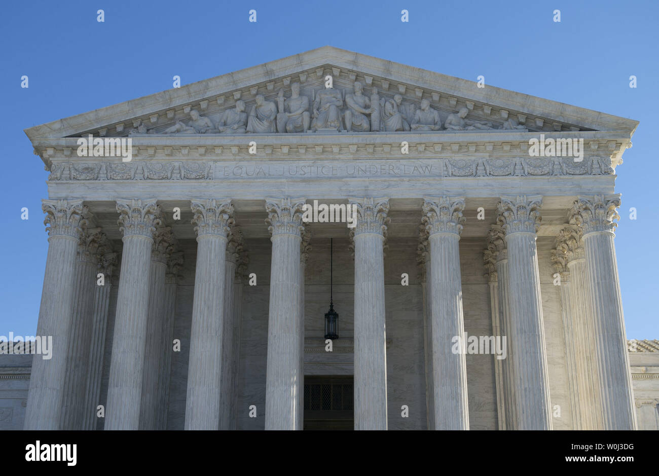 La Corte suprema è visto come il tribunale sente argomenti nel Friedrichs v. California Teachers Association caso, a Washington D.C. il 11 gennaio, 2016. Questo caso deciderà se la California e ventidue altri membri possono rendere pubblico-dipendenti, come la scuola pubblica gli insegnanti a pagare europea Spese di agenzia. Foto di Kevin Dietsch/UPI Foto Stock