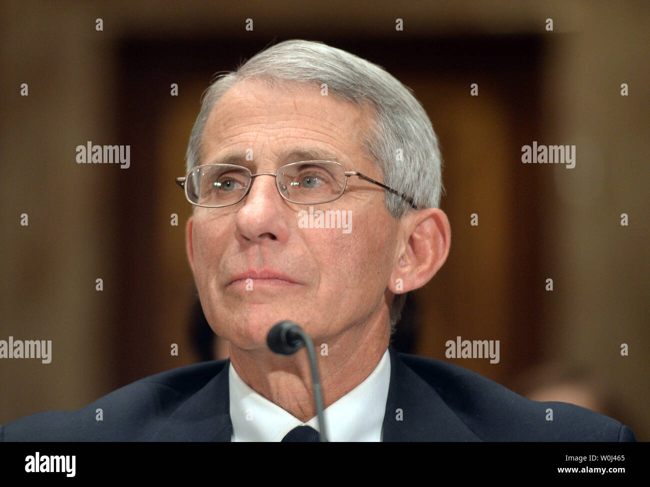 Il dottor Anthony Fauci, direttore dell'Istituto Nazionale di allergie e malattie infettive, testimonia durante un senato stanziamenti Sottocommissione per i reparti di lavoro, la salute e i servizi umani, istruzione e relative agenzie audizione, esaminando le minacce emergenti per la salute del virus Zika, sulla Capitol Hill a Washington D.C. il 11 febbraio, 2016. Foto di Kevin Dietsch/UPI Foto Stock