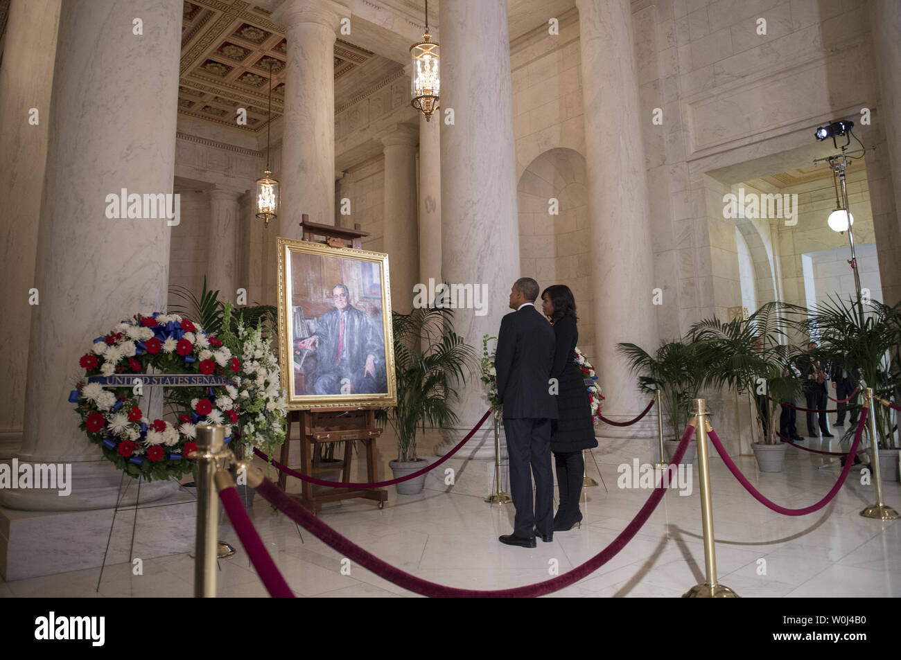 Il presidente Barack Obama e la first lady Michelle guarda un dipinto di U.S. Giudice della Corte suprema Antonin Scalia come essi pagare rispetta la giustizia come egli si trova a riposo nella grande sala della corte suprema a Washington DC, 19 febbraio 2016. Foto di Molly Riley/UPI Foto Stock
