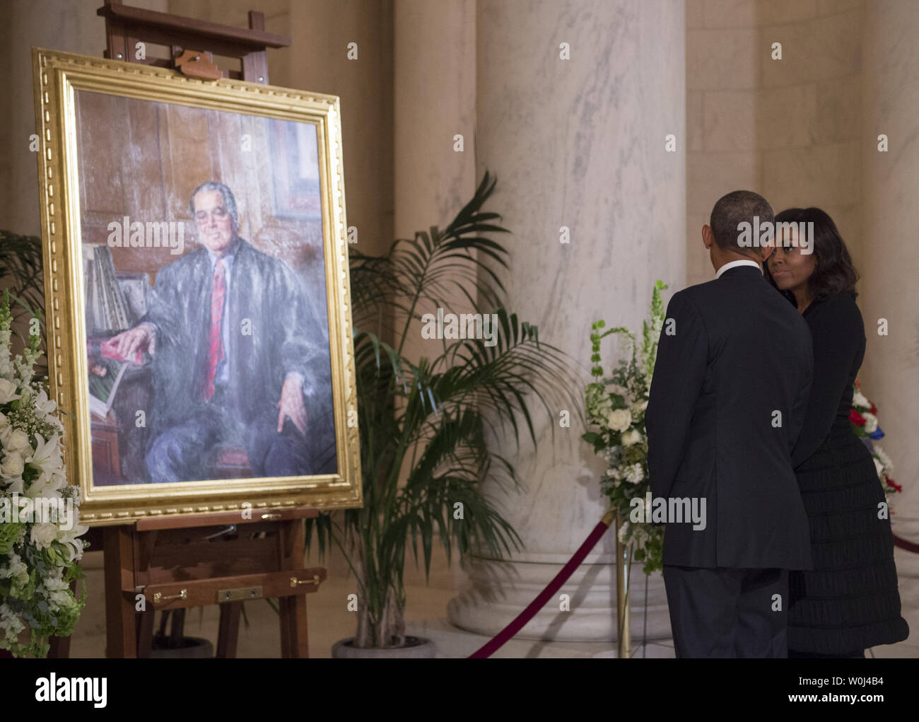 Il presidente Barack Obama e la first lady Michelle guarda un dipinto di U.S. Giudice della Corte suprema Antonin Scalia come essi pagare rispetta la giustizia come egli si trova a riposo nella grande sala della corte suprema a Washington DC, 19 febbraio 2016. Foto di Molly Riley/UPI Foto Stock