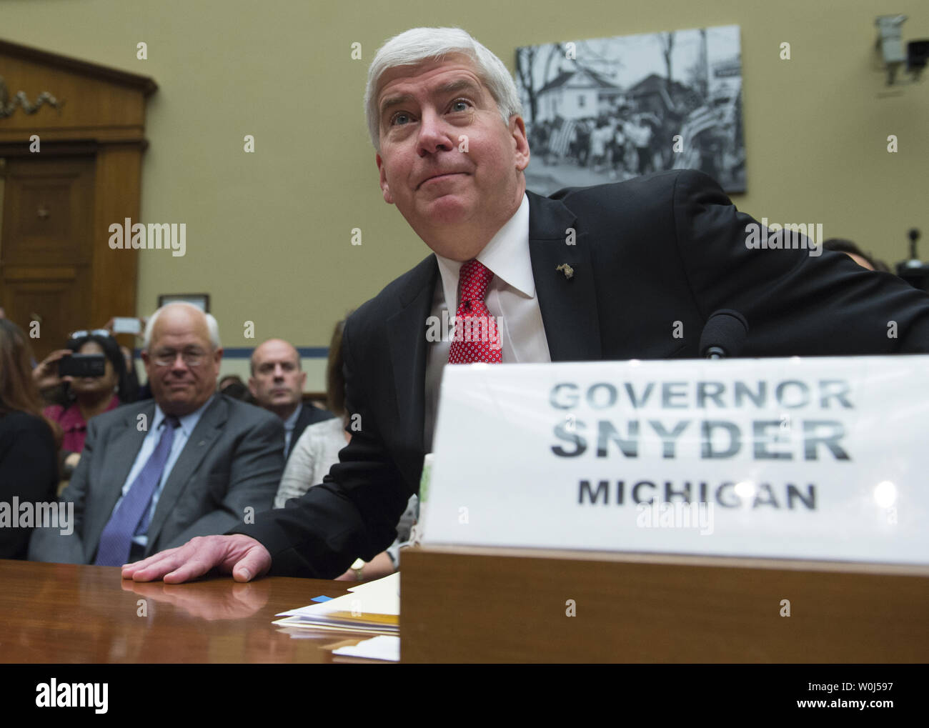 Michigan Gov. Rick Snyder arriva a testimoniare in casa la vigilanza e la riforma del governo audizione del Comitato sulla protezione ambientale dell'Agenzia la somministrazione di acqua potabile sicura atto di Flint, Michigan, il Campidoglio di Washington DC, Marzo 17, 2016. Foto di Molly Riley/UPI Foto Stock
