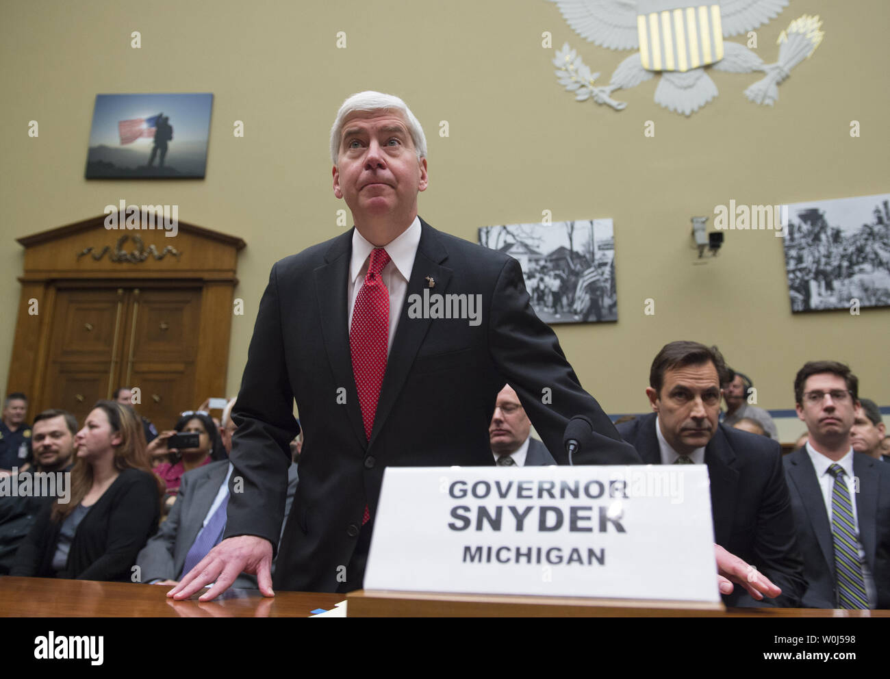 Michigan Gov. Rick Snyder arriva a testimoniare in casa la vigilanza e la riforma del governo audizione del Comitato sulla protezione ambientale dell'Agenzia la somministrazione di acqua potabile sicura atto di Flint, Michigan, il Campidoglio di Washington DC, Marzo 17, 2016. Foto di Molly Riley/UPI Foto Stock