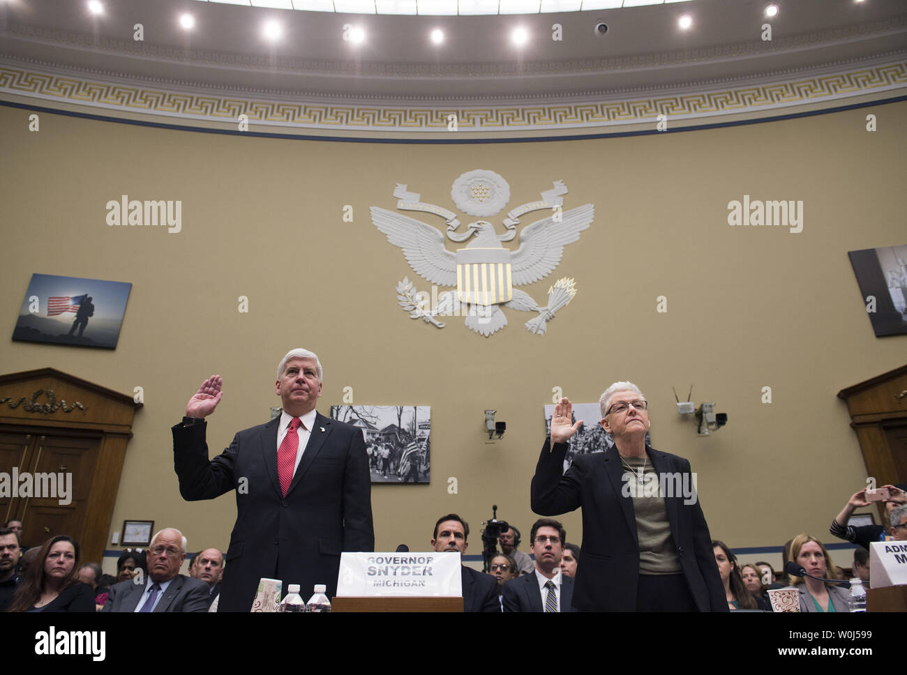 Michigan Gov. Rick Snyder e amministratore di EPA Gina McCarthy sono giurato a testimoniare in casa la vigilanza e la riforma del governo audizione del Comitato sulla protezione ambientale dell'Agenzia la somministrazione di acqua potabile sicura atto di Flint, Michigan, il Campidoglio di Washington DC, Marzo 17, 2016. Foto di Molly Riley/UPI Foto Stock