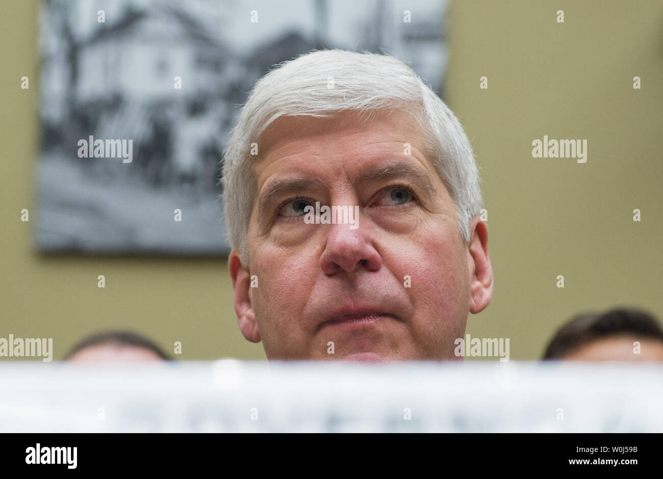 Michigan Gov. Rick Snyder attende a testimoniare in casa la vigilanza e la riforma del governo audizione del Comitato sulla protezione ambientale dell'Agenzia la somministrazione di acqua potabile sicura atto di Flint, Michigan, il Campidoglio di Washington DC, Marzo 17, 2016. Foto di Molly Riley/UPI Foto Stock